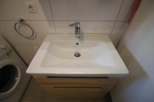 un bagno con lavandino e lavatrice di BodenseeLicht Studio Tettnang a Tettnang
