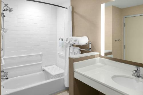 Phòng tắm tại Fairfield Inn & Suites by Marriott Richmond Ashland