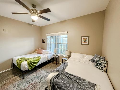 En eller flere senge i et værelse på Sleepover 1BD 1BA Modern Corpus Christi Apartments