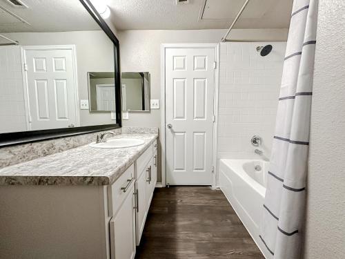 Et badeværelse på Sleepover 1BD 1BA Modern Corpus Christi Apartments