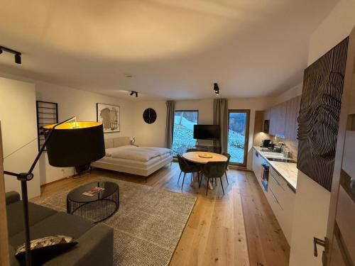 ein Wohnzimmer mit Sofa und Tisch in der Unterkunft Golden Ridge Apartments in Špindlerův Mlýn