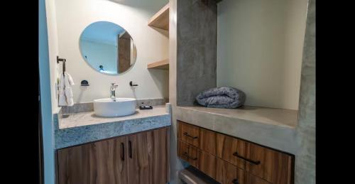 ein Badezimmer mit Waschbecken und Spiegel in der Unterkunft Santa Cruz Suites in La Paz