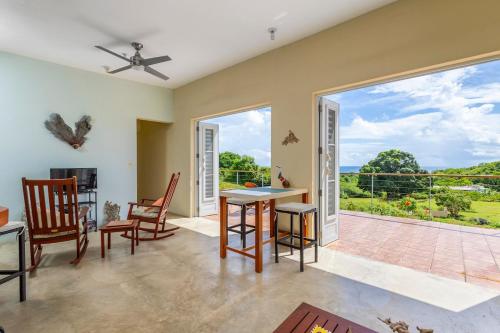 Μια τηλεόραση ή/και κέντρο ψυχαγωγίας στο Luxury Island 2 BR 2BA Getaway Featuring Spectacular Views and King Beds