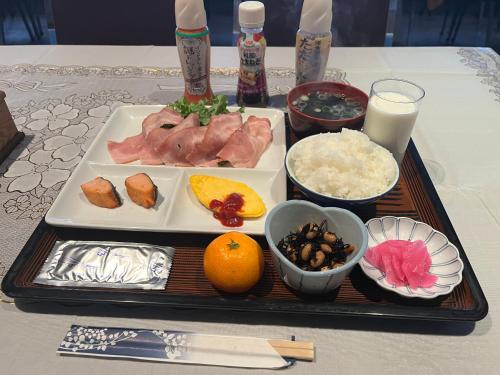 een dienblad met eten, vlees, rijst, fruit en groenten bij 苗場ウッドインだいまる in Yuzawa