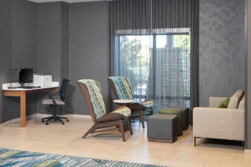 una sala d'attesa con sedie, scrivania e finestra di SpringHill Suites Pigeon Forge a Pigeon Forge