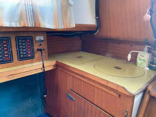 an inside view of a kitchen in a boat at Lisboa Barco Expo C49 in Lisbon