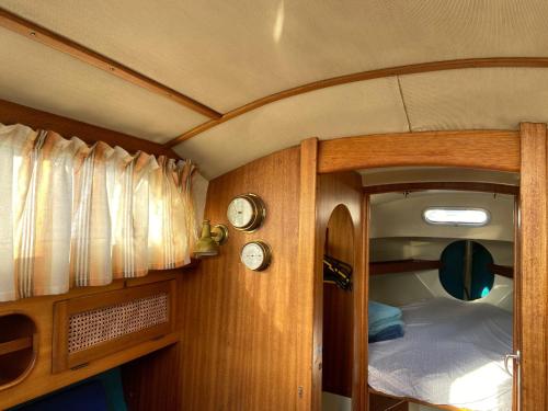 a small room with a bed and a window at Lisboa Barco Expo C49 in Lisbon