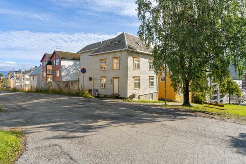 una strada con case sul lato della strada di ARCTIC HOMES - The Charming House a Tromsø