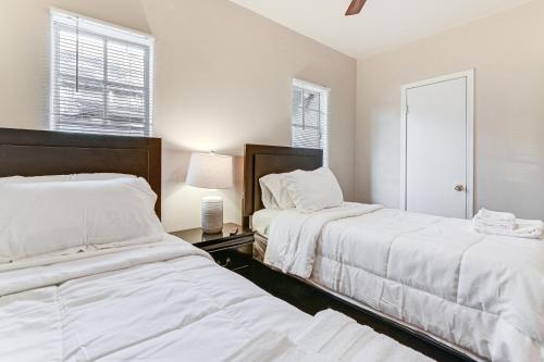 En eller flere senge i et værelse på Walkable Haven 1 Mi to Dtwn Phoenix and Chase Field!