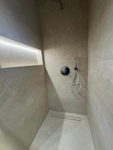 een badkamer met een douche met een slang bij Central Tirana Apartments in Tirana