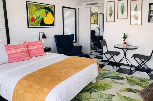 Un dormitorio con una cama y una mesa y sillas. en Mid-Century Modern Home in Beautiful La Quinta, en La Quinta