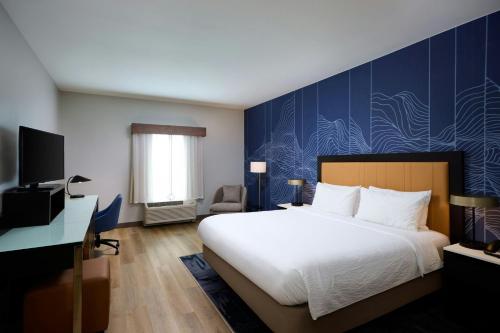 En eller flere senge i et værelse på Fairfield Inn & Suites by Marriott Denver Downtown