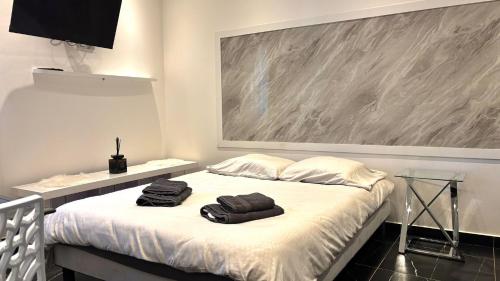 een slaapkamer met een bed met twee handdoeken erop bij Appartement t1 aiguebelle in Randens