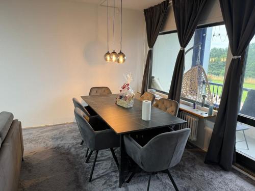 una sala da pranzo con tavolo e sedie in legno di Spacious Cosy Apartment a Søborg