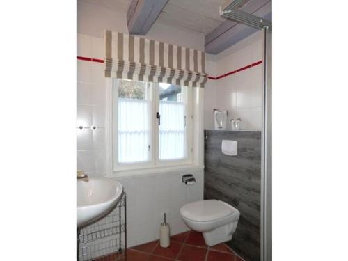 Et badeværelse på Holiday home in Borgsum with swimming pool