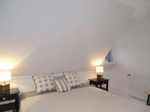 En eller flere senge i et værelse på Holiday home in Borgsum with swimming pool