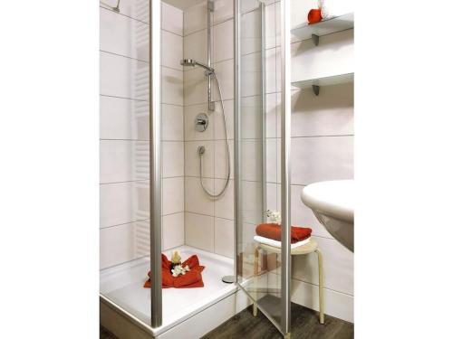 een badkamer met een douche, toilet en wastafel bij III in the Anton house in Obermaiselstein