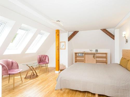 een slaapkamer met een bed en 2 stoelen en een bureau bij Old Forester's Lodge Wildenthal - App 5 in Wildenthal