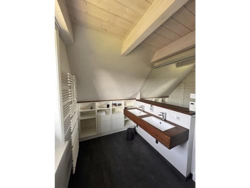 un bagno con lavandino e bancone di Object 77 Nieblum a Goting