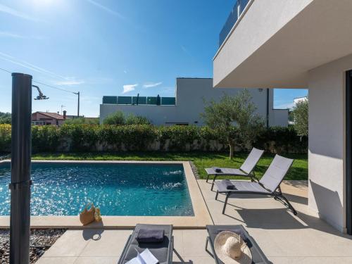 Modern Villa with Private Pool, sleeps 8