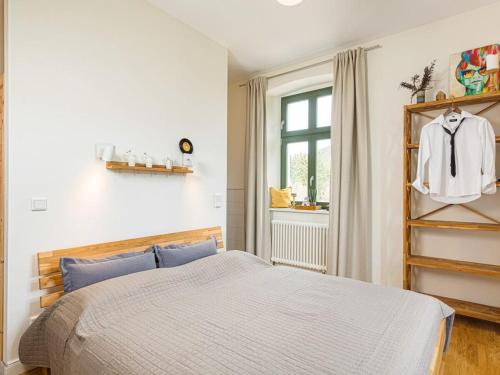 una camera da letto con un letto e una finestra di Old Forester's Lodge Wildenthal - App 4 a Wildenthal