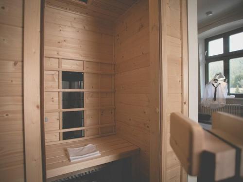 una sauna con finestra su una parete in legno di Old Forester's Lodge Wildenthal - App 4 a Wildenthal