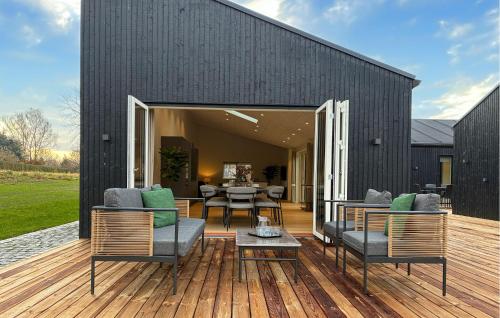 Posezení v ubytování Luxurious Home In Karrebæksminde With Wifi