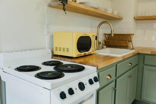 een magnetron op een fornuis in een keuken bij Rose Park Cottage in Community Medical Center Heliport