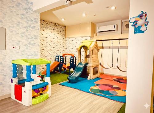 una sala giochi con scivolo e parco giochi di Quartz Executive - كوارتز التنفيذية a Abha