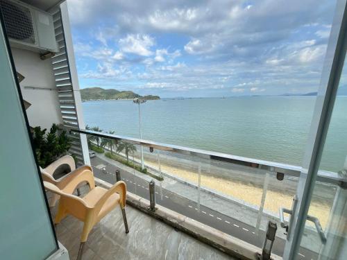 een balkon met uitzicht op de oceaan bij Vi-vu Hotel Quy Nhơn in Quy Nhon