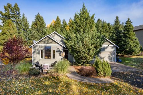 una piccola casa in un cortile con alberi di Slope View a Mount Hood