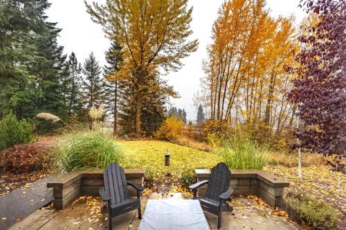 un giardino con due sedie e un braciere al centro di Slope View a Mount Hood