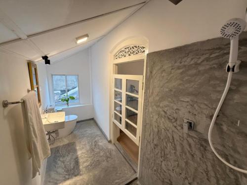 Et badeværelse på 1929 Sudu Colonial House