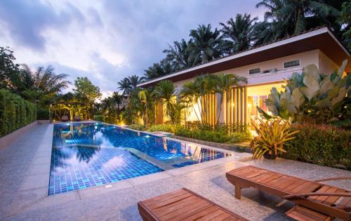 Bazén v ubytování The Fong Krabi resort nebo v jeho okolí