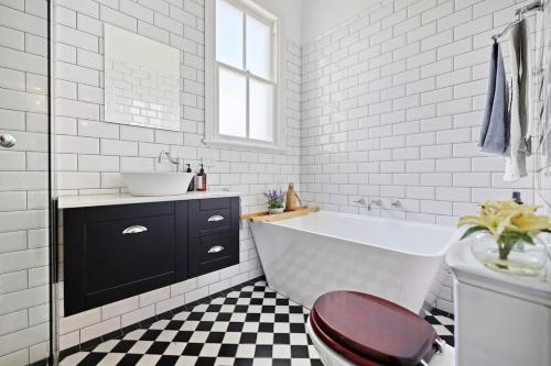 Phòng tắm tại Roseberne Cottage