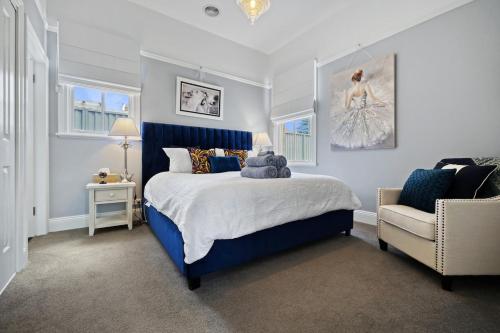 Giường trong phòng chung tại Roseberne Cottage