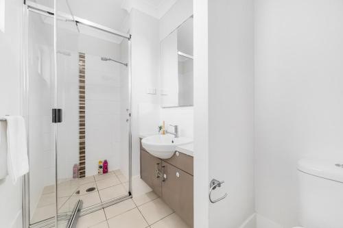 Phòng tắm tại Peaceful Schofields 5BR Near Station Garage