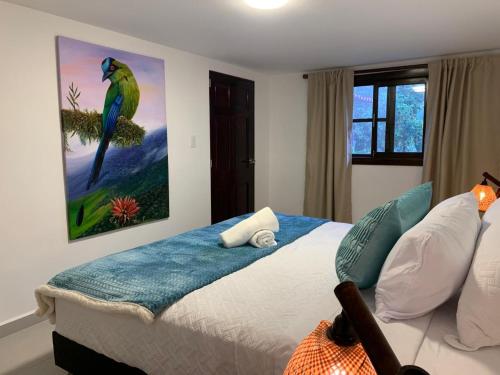 una camera con letto king-size e dipinto a parete di Finca El Rosal a Alcalá