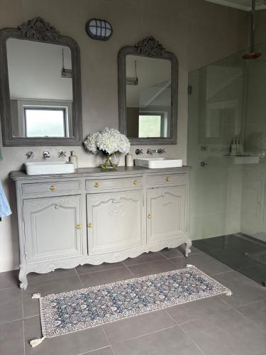 een badkamer met twee wastafels en twee spiegels bij Rosewood Terrace in Bathurst