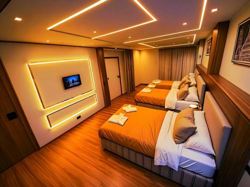 Giường trong phòng chung tại PYRAMiDS GOLDEN EYE HOTEL