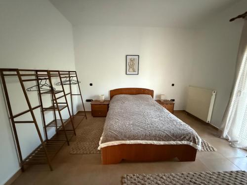 En eller flere senge i et værelse på Cozy Family House with Yard