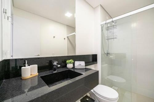 Et badeværelse på Riviera Vista Mar 2 Qt e Piscina by Achei Camboriú