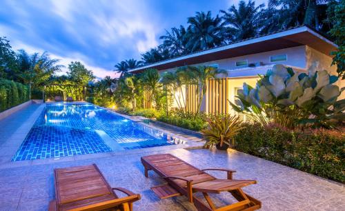 Bazén v ubytování The Fong Krabi resort nebo v jeho okolí