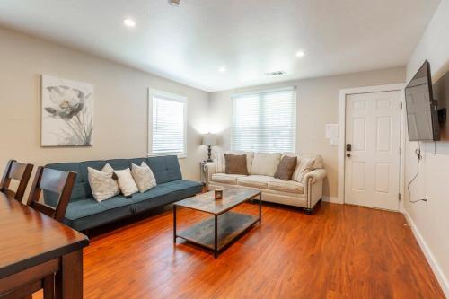 Posezení v ubytování Marbella Lane - 3BR UpprLvl DTWN SJ Ldry