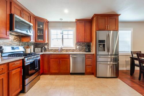 Kuchyň nebo kuchyňský kout v ubytování Marbella Lane - 3BR UpprLvl DTWN SJ Ldry