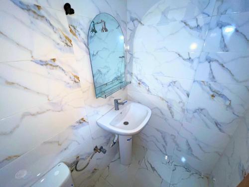 Ένα μπάνιο στο 2BR Luxurious Apartment - 2 Min from City Center