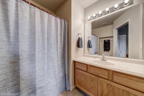 Koupelna v ubytování Relax in Post Falls with No Noise Pollution