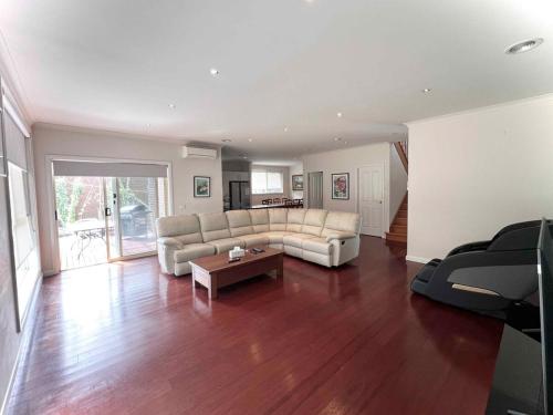 Giường trong phòng chung tại Spacious& Cosy home, convenient to everything