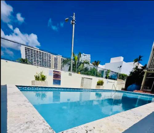 una piscina di fronte a un edificio di Aquamarine a San Juan