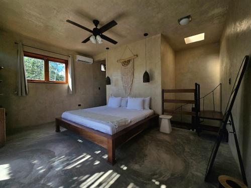 Giường trong phòng chung tại Casa Plátano Villa and palapa with garden steps from lagoon